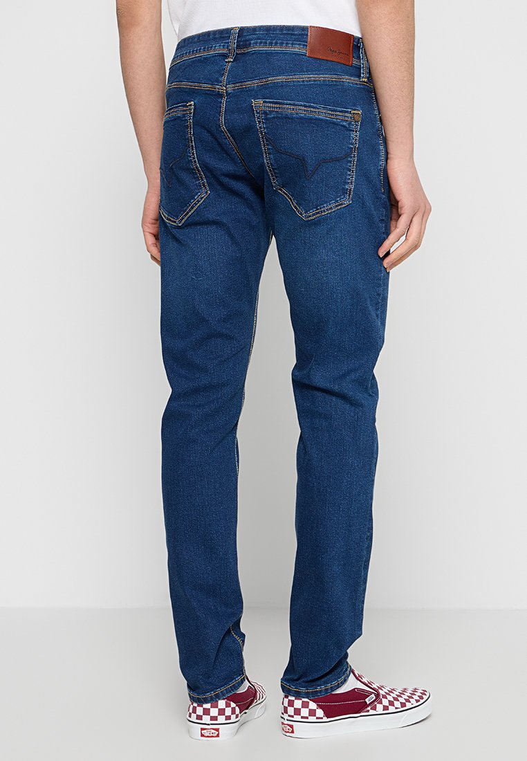 Dunkelblaue Jeans aus Denim mit geradem Bein, kontrastierenden Nähten, zwei Gesäßtaschen und einem braunen Lederlogo-Patch am Bund.