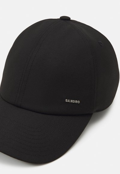 Sort baseball cap lavet af tekstureret stof, med en buet skygge og et sølvlogo foran, der står "SANDRO." Enkel design, ingen mønstre.