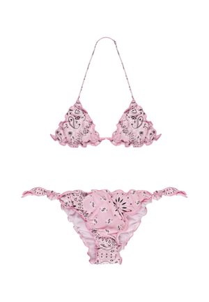 Set bikini rosa con motivi paisley e floreali neri, con bordi smerlati e laccetti da annodare ai lati e al collo.
