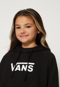 Felpa nera con logo bianco "VANS", dotata di cordino e maniche raglan. Tessuto morbido con vestibilità comoda.