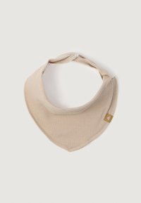 Bavaglino triangolare in tessuto a coste beige, caratterizzato da un piccolo logo marrone e una consistenza morbida. Chiusura regolabile sul retro.