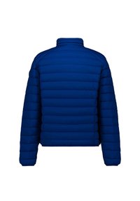 Blauwe gewatteerde pufferjack met lange mouwen en een hoge kraag, zichtbaar vanaf de achterkant op een witte achtergrond.