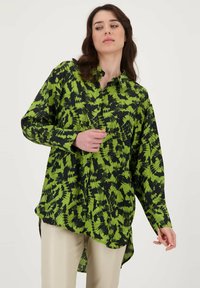 Groene en zwarte overhemd met een abstract bladerenpatroon, lange mouwen, licht gebogen zoom, gemaakt van een lichtgewicht stof.