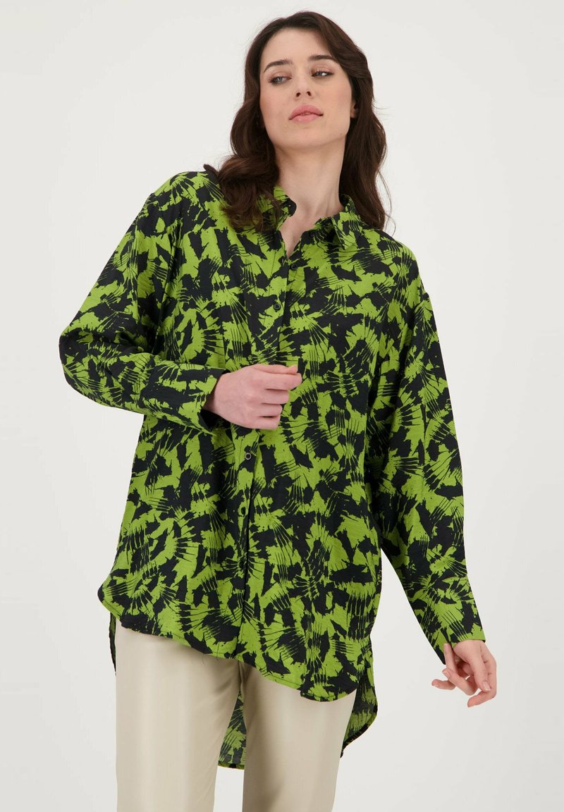 Groene en zwarte overhemd met een abstract bladerenpatroon, lange mouwen, licht gebogen zoom, gemaakt van een lichtgewicht stof.