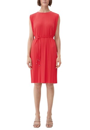 Rotes Faltenkleid mit Rundhalsausschnitt, ärmellosem Design, Stoffgürtel in der Taille und endet knapp über dem Knie. Glatte Textur.