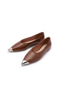 Ballerines marron au motif crocodile avec des bouts pointus et des accents métalliques argentés sur les embouts. Texture lisse avec un petit talon et des côtés ouverts.