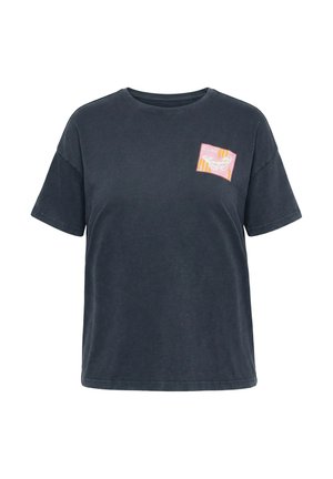 Tummanharmaa lyhythihainen pyöreäkauluksinen t-paita, jossa vasemmassa rinnassa pieni vaaleanpunainen ja oranssi tasku, jossa perhonen ja sana "CURA".