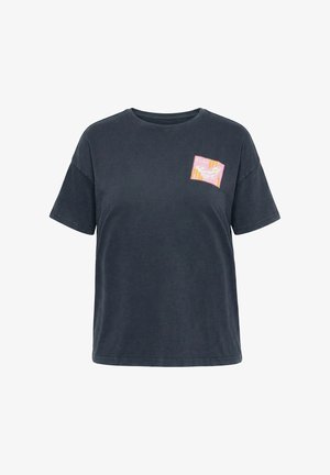 T-shirt grigio scuro a maniche corte con scollo a girocollo, con una piccola toppa rosa e arancione raffigurante una farfalla e la parola "CURA" sul petto a sinistra.