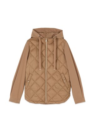 Jasnobrązowa pikowana kurtka zapinana na zamek z kapturem, długimi rękawami, sznureczkami i kieszeniami bocznymi na zatrzaski, rozłożona na białym tle.