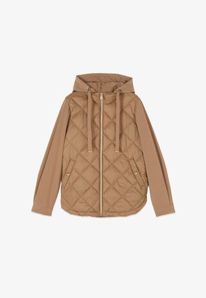 Giacca trapuntata marrone chiaro con zip e cappuccio, maniche lunghe, coulisse e tasche laterali con bottoni automatici, distesa su uno sfondo bianco.