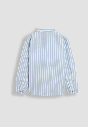 Jasnoniebieska koszula z długim rękawem w pionowe białe paski, z klasycznym kołnierzykiem i zapinanymi mankietami. Miękka tkanina o gładkiej fakturze.