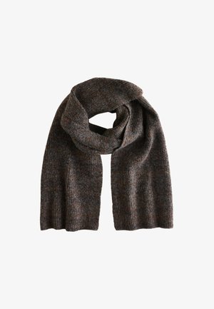 Hnedo-sivá pletená vlnená šatka zložená so slučkou uprostred, ukazujúca jemne textúrovanú látku.