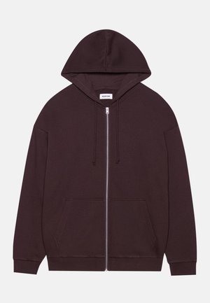 Sudadera con cremallera de color marrón oscuro, con un bolsillo delantero, cordones y una textura suave. Cuenta con capucha y puños de canalé.