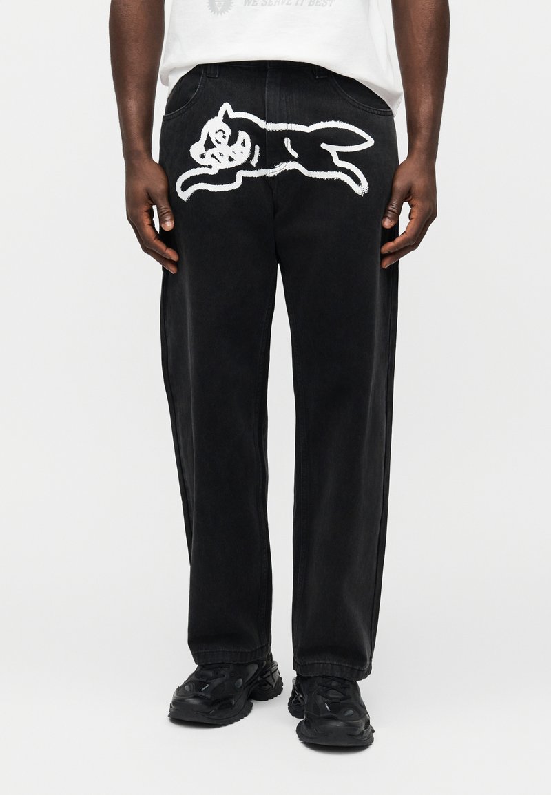 Μαύρο παντελόνι τζιν με λευκό κεντητό σχέδιο ενός άλτη ζώου στο πίσω μέρος. Χαλαρή εφαρμογή με τσέπες κανονικού μεγέθους και θηλιές για ζώνη.