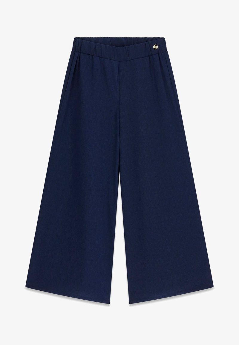 Mornarsko plave široke hlače skraćene do gležnja s elastičnim pojasom i malim ukrasnim zlatnim gumbom na desnoj strani.