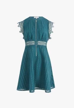 Vestido de encaje color teal con mangas cortas y rizadas, recortes circulares y cierre frontal con cremallera. Presenta una cintura elástica y una falda acampanada.