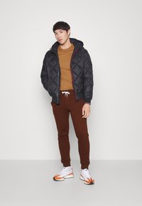 Pier One 2 PACK - Tracksuit bottoms - dark brown/black