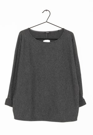 Dunkelgrauer Pullover mit langen Ärmeln und rundem Halsausschnitt, weicher strukturierter Stoff, an einem dünnen schwarzen Bügel vor weißem Hintergrund hängend.