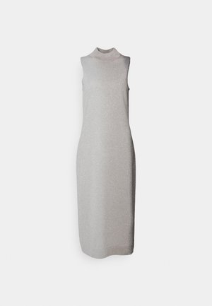 Robe sans manches en tricot avec un col montant, couleur gris clair uni, finition métallisée, silhouette ajustée et ourlet tombant sous le genou.
