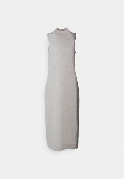 Robe sans manches en tricot avec un col montant, couleur gris clair uni, finition métallisée, silhouette ajustée et ourlet tombant sous le genou.