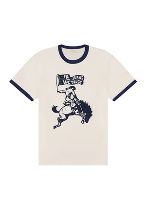 Krémové tričko s tmavě modrým lemováním, na kterém je jezdec na vzpínajícím se koni držící vlajku s nápisem "IN JEANS WE TRUST."