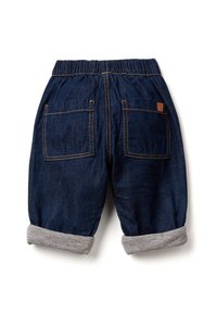 Džínové kraťasy s tmavě modrým omytem, elastickým pasem, ohrnutými šedými manžetami a dvěma zadními kapsami s viditelným stehem.