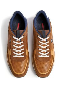 Bruine leren sneakers met geperforeerd ontwerp, witte veters en marineblauwe accenten. Ronde neus, gevoerde kraag en gestructureerde zool.