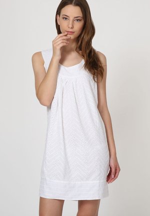 Vestido sin mangas blanco con bordado de ojal y un patrón en forma de chevron, con una cintura fruncida y un dobladillo recto.
