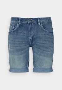 Pantalones cortos de mezclilla en un lavado de azul degradado de claro a oscuro, con dobladillos enrollados, cinco bolsillos y cierre de botón de metal en la cintura.