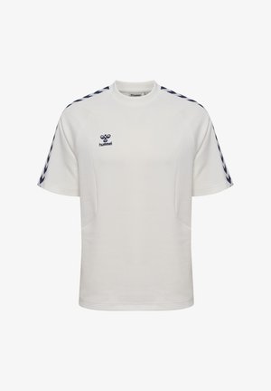 Biała sportowa koszulka z krótkim rękawem z granatowymi pasami w kształcie jodełki na ramionach oraz logo hummel na lewej piersi.