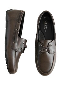 Ruske nahkakengät loafers-mallia koristeellisella nauhalla ja rei'illä. Varustettu teksturoidulla pinnalla, tasaisella kumipohjalla ja pehmustetulla sisäosalla.