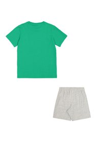 Camiseta de algodón verde con mangas cortas y cuello redondo, combinada con pantalones cortos de algodón gris claro con cintura elástica.