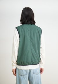 Nike Sportswear TECH WOVEN VEST - Weste - vintage green/dark grey heather/black