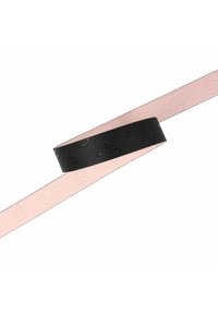 Cintura in pelle nera con un motivo in rilievo, sopra una cintura liscia rosa caratterizzata da un motivo logo ripetuto lungo tutta la sua lunghezza.