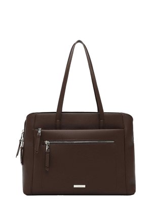 Borsa tote in pelle marrone scuro con due manici lunghi, una tasca frontale con zip e una piccola etichetta metallica del marchio al centro in basso.