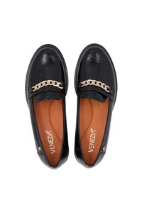 Schwarze Lederloafers mit strukturiertem Finish, ausgestattet mit einer goldenen Kettendekoration und einer braunen Innensohle mit Perforationen für Atmungsaktivität.