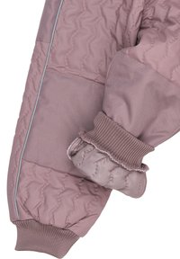 Giacca imbottita in morbido malva con texture trapuntata. Presenta polsini a costine e un tessuto liscio e a contrasto al polso.