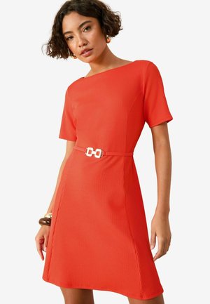 SHORT SLEEVE TEXTURED BUCKLE - Jerseyklänning - red