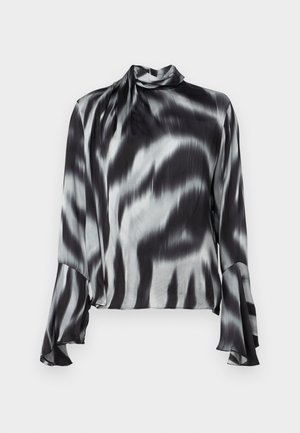 Svart og grå bluse i et glatt, silkeaktig stoff. Har høy hals og utsvingte ermer med et bølgete tie-dye mønster.