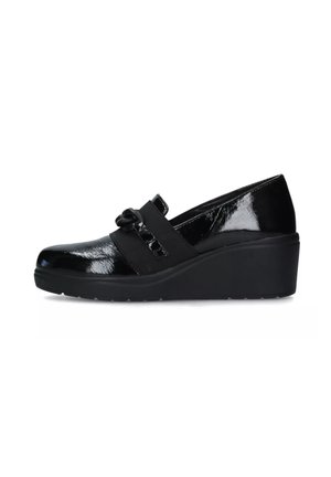 Scarpe con zeppa in vernice nera, con punta rotonda, caratterizzate da un elastico nero sulla parte anteriore e un elegante dettaglio a nodo.