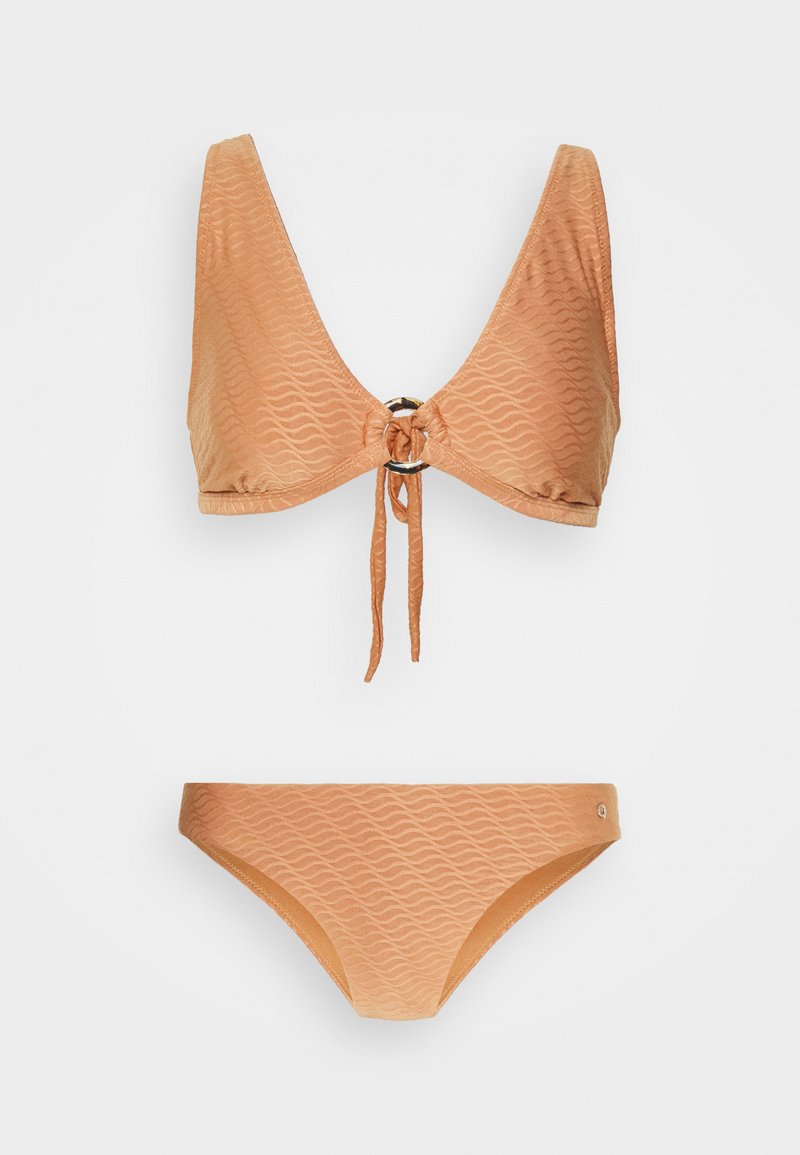 Conjunto de biquíni de duas peças em um tecido texturizado de cor marron claro. O top apresenta um decote em V profundo, com um laço ajustável e um detalhe circular; a parte de baixo possui um design correspondente.