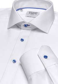 Chemise blanche ajustée en tissu doux avec des boutons bleus, un accent de col contrasté et un poignet à un bouton.