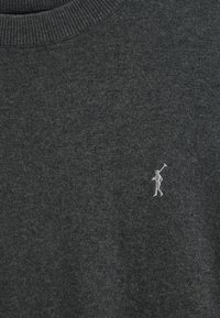 Maglione grigio scuro con scollatura a girocollo, polsini e orlo a costine, con un piccolo logo ricamato di una figura che tiene una mazza da golf sul lato sinistro del petto.