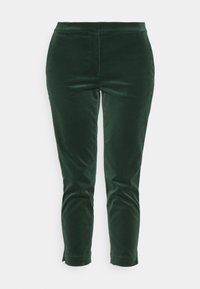 Zelené sametové kalhoty úzkého střihu s plochým předním dílem, detaily kapes a dokončenými lemy. Hladká textura s jemným leskem.