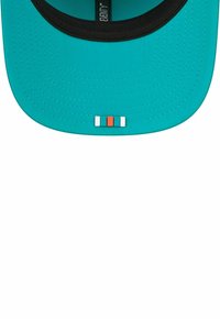 Türkise Kappe mit schwarzem Schirm, versehen mit weißen, orangefarbenen und teal-farbenen Akzenten auf der Vorderseite. Glatte Textur und strukturiertes Design.