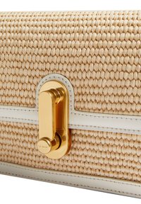 Bolso de mano de paja trenzada con una correa de cuero crema, cierre de hardware dorado y superficie texturizada, con una forma rectangular y limpia.