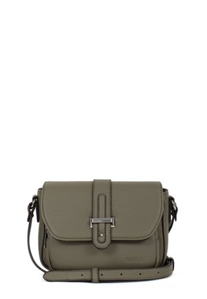 Sac bandoulière vert olive avec rabat avant, boucle argentée, bandoulière réglable et embossage subtil de la marque sur surface en cuir texturé.