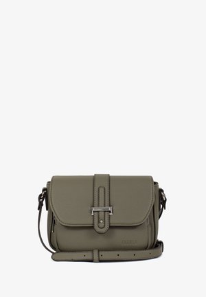 Sac bandoulière vert olive avec rabat avant, boucle argentée, bandoulière réglable et embossage subtil de la marque sur surface en cuir texturé.