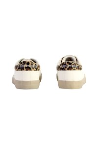Des baskets blanches avec un talon imprimé léopard beige et noir, dotées d'une semelle en caoutchouc texturée et d'une inscription bleue à l'arrière.