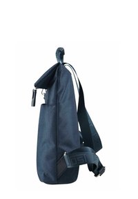 Mochila de tela en color navy con cierre de cremallera, correa de hombro ajustable y un pequeño bolsillo externo en un lado para almacenamiento adicional.